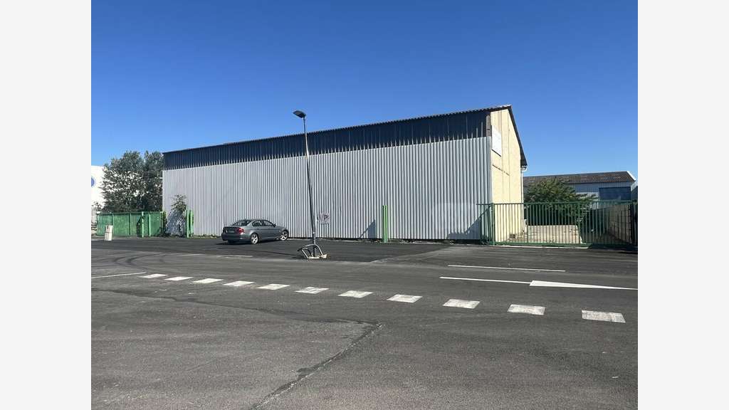 Local d'activité à vendre 450m² à Plan d'Orgon