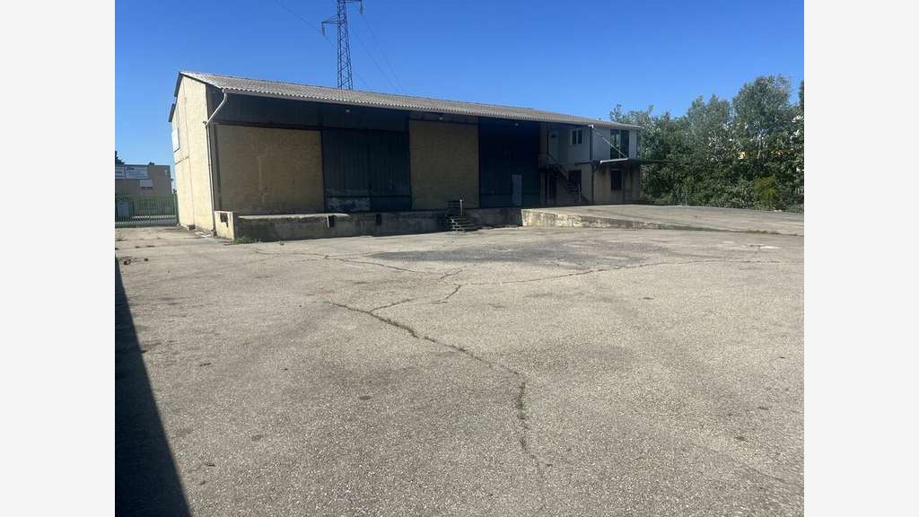 Local d'activité à vendre 450m² à Plan d'Orgon