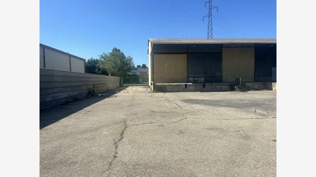 Local d'activité à vendre 450m² à Plan d'Orgon