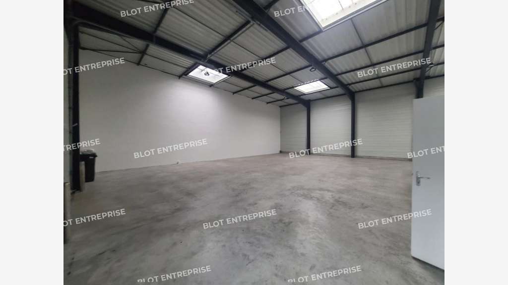 A vendre local d'activités de 255m² à Plescop