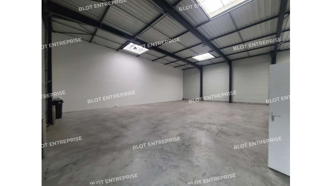 A vendre local d'activités de 255m² à Plescop