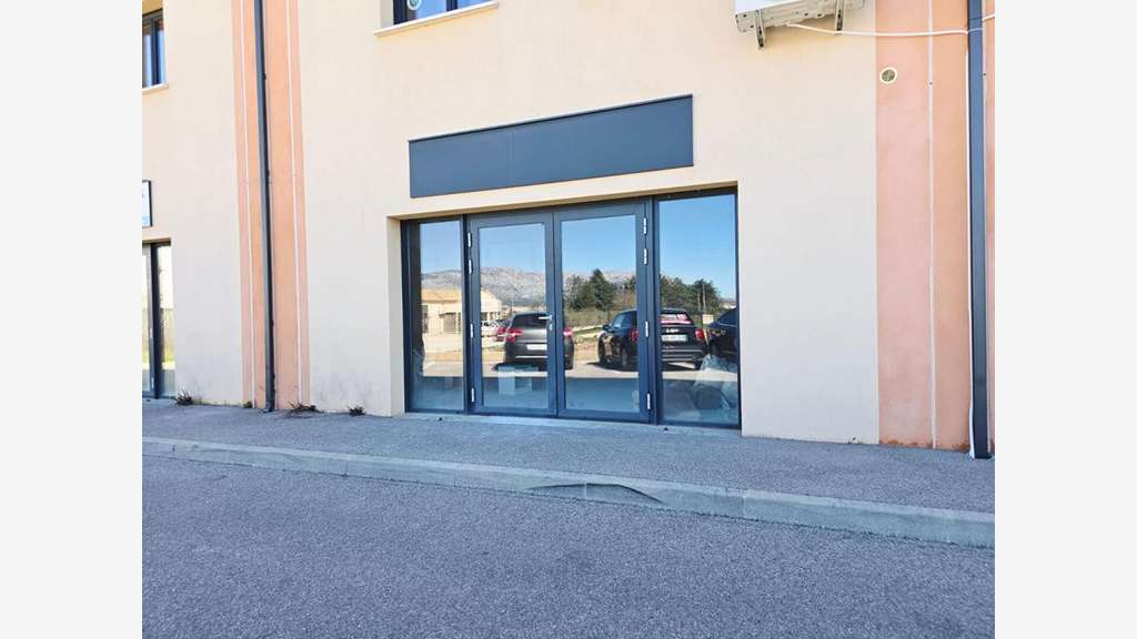 Vente murs commerciaux libres 127m² en Provence
