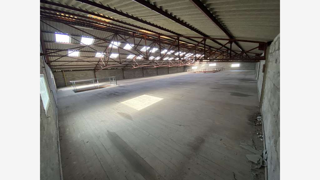 Foncier 28 000 m² avec 6 000 m² de Bâtiment pr