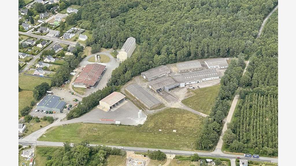Foncier 28 000 m² avec 6 000 m² de Bâtiment pr