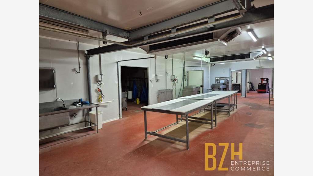 A vendre local 540m² forte visibilité à Quimperlé