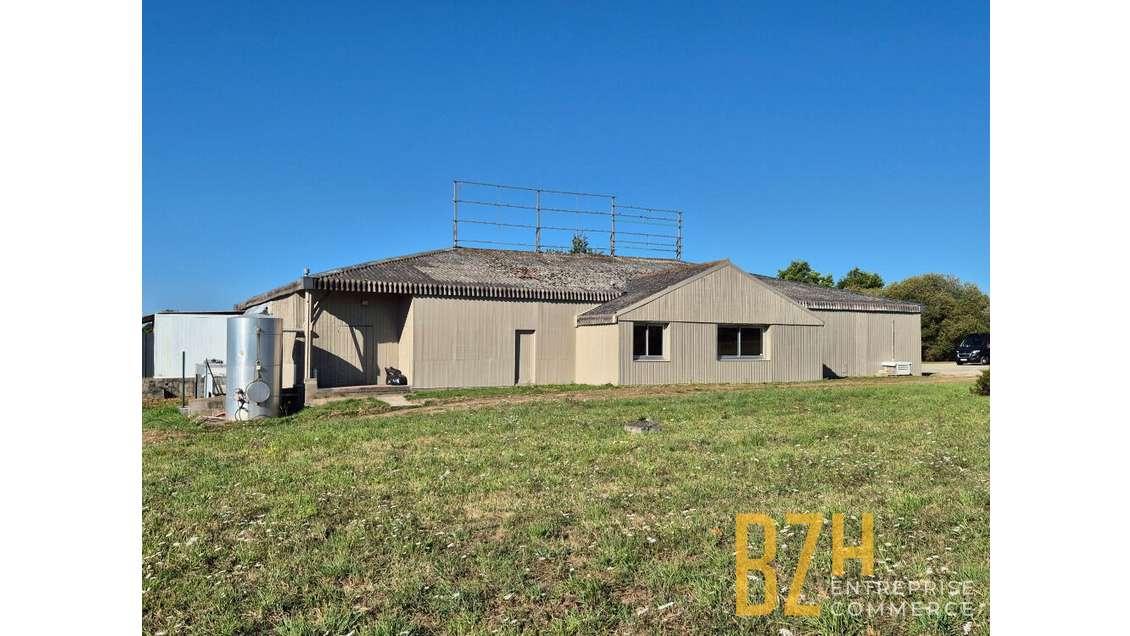 A vendre local 540m² forte visibilité à Quimperlé