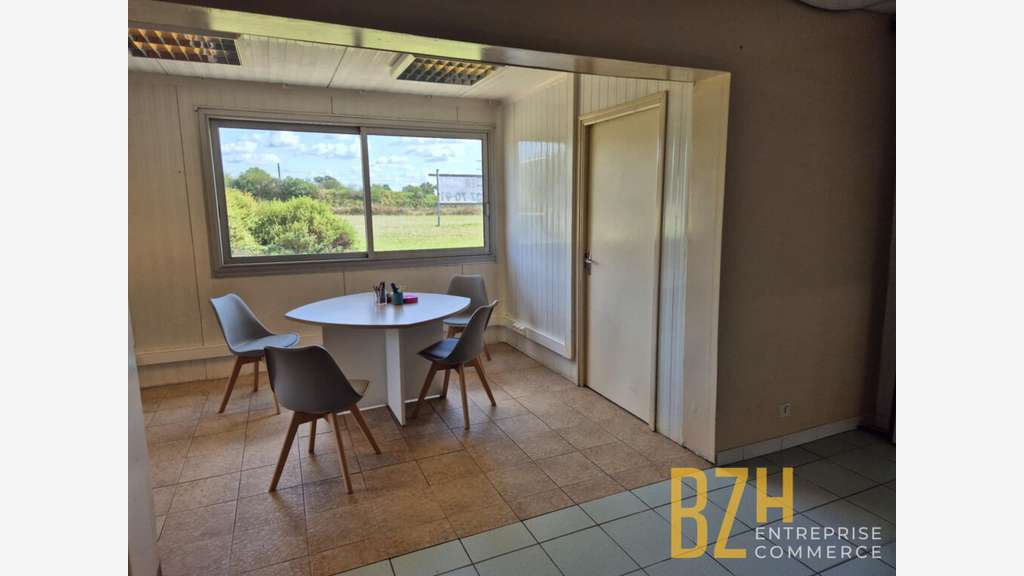A vendre local 540m² forte visibilité à Quimperlé
