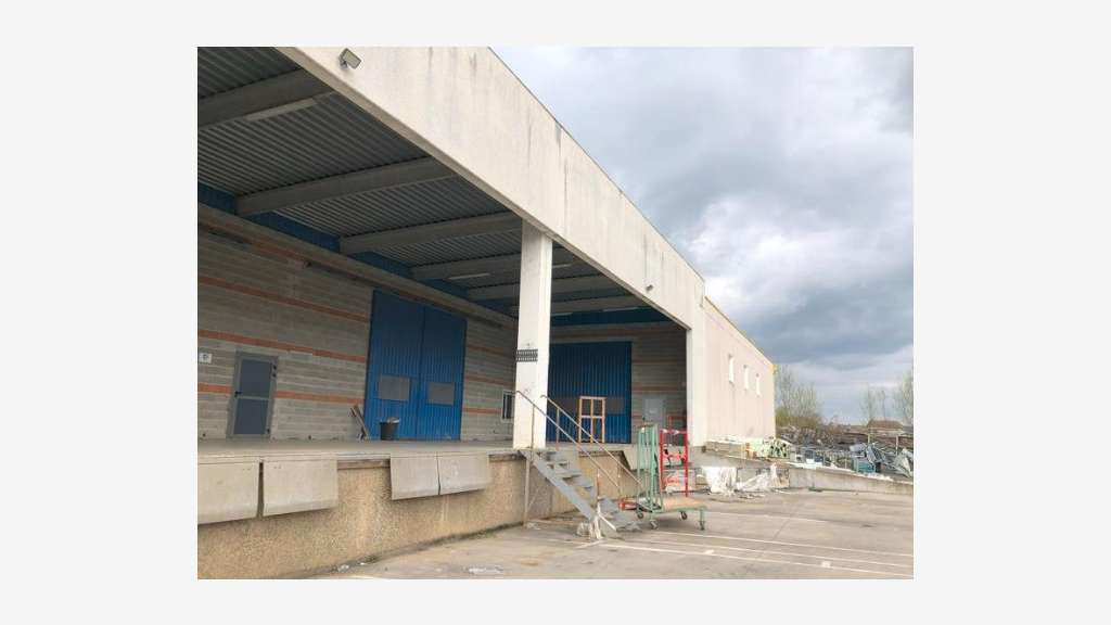 A vendre local d'activités 4358m² à Réalmont