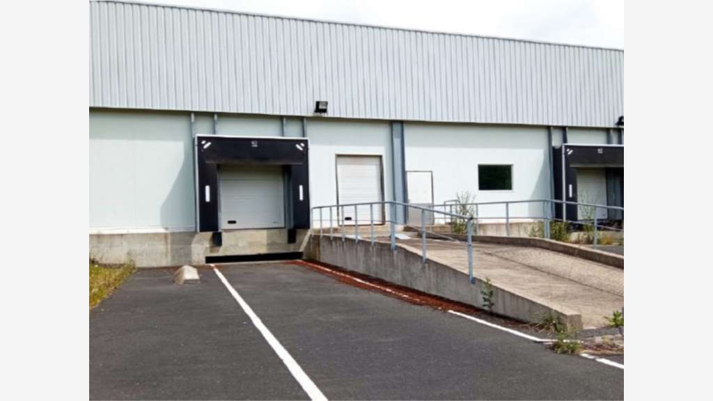 Ancien abattoir 1400m² à vendre à Restigné