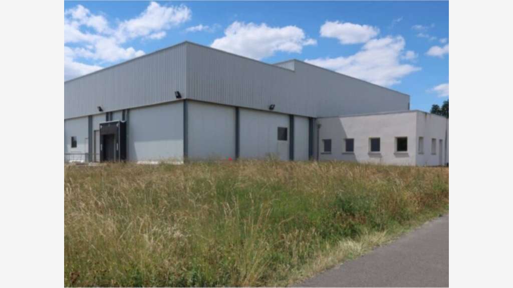 Ancien abattoir 1400m² à vendre à Restigné