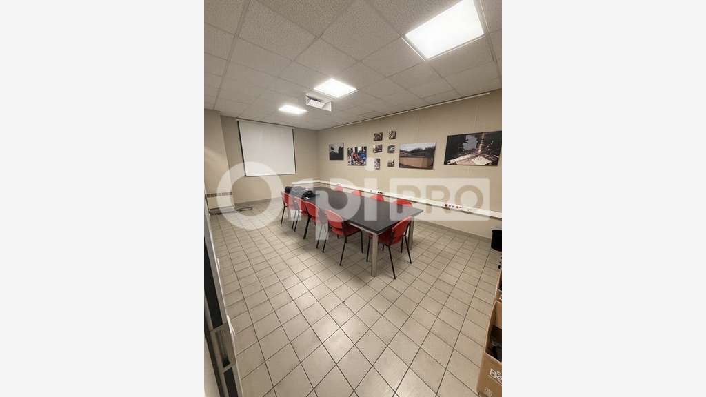 ROCHECHOUART - LOCAL D'ACTIVITE à vendre