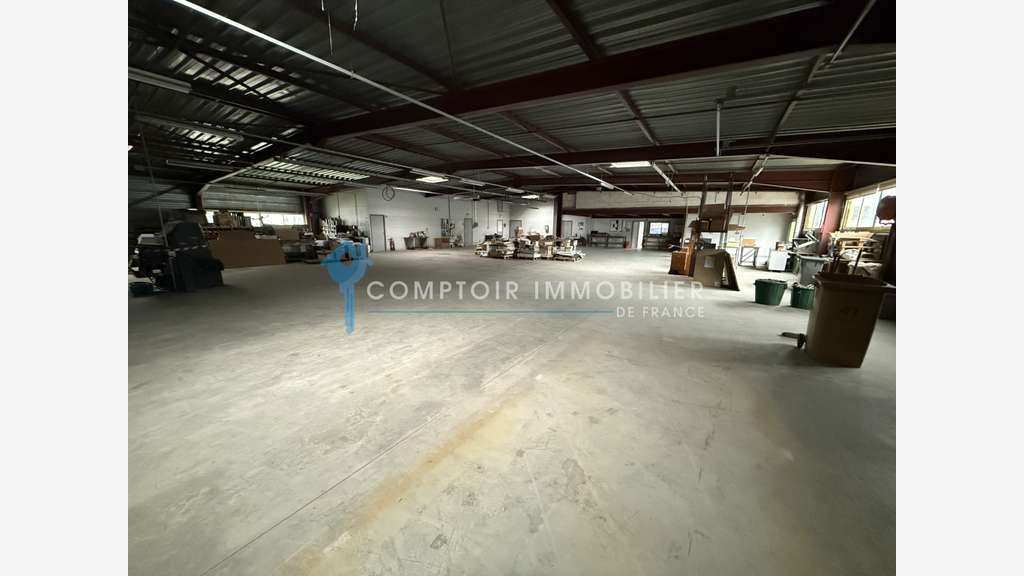 Local 911m² foncier 2 700m² à Saint-Alban-Leysse