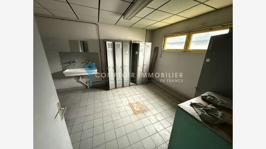 Local 911m² foncier 2 700m² à Saint-Alban-Leysse