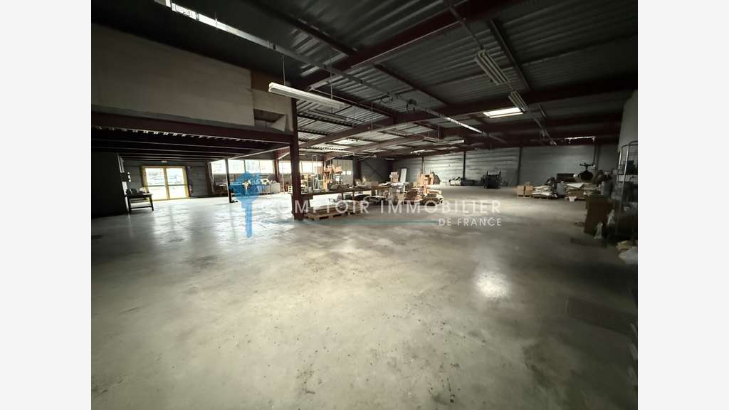 Local 911m² foncier 2 700m² à Saint-Alban-Leysse