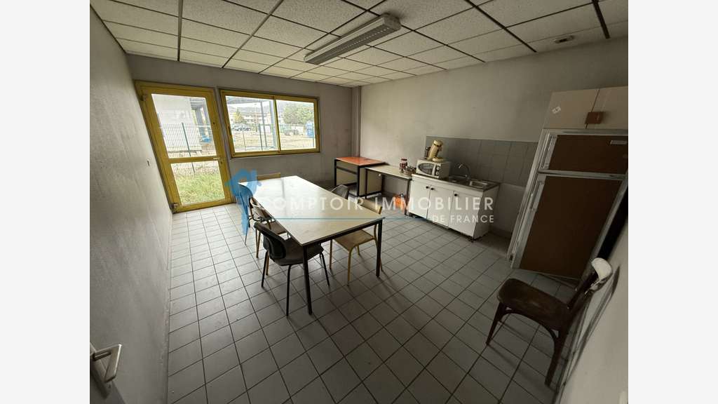 Local 911m² foncier 2 700m² à Saint-Alban-Leysse