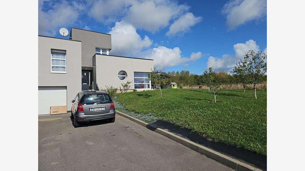 Murs loués entrepôts locaux à Saint-Avold