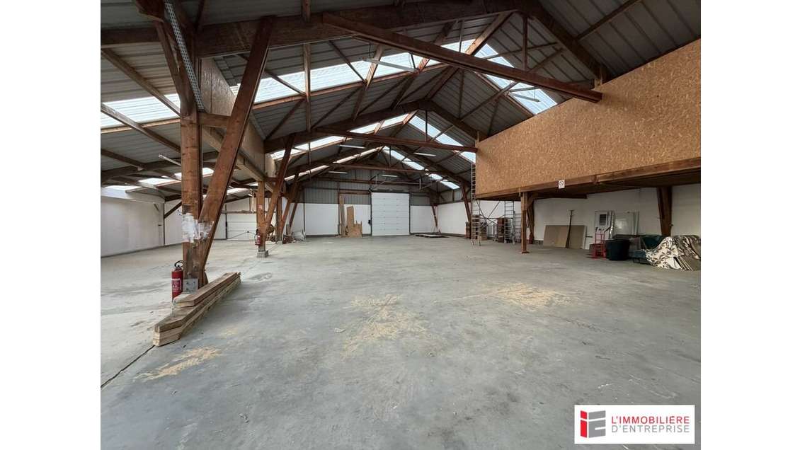 Local d'activité 700m² à vendre à Saint-Coulomb