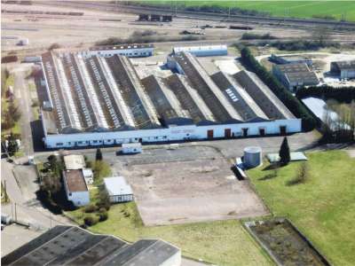 A vendre, entrepôts et ateliers de 2ha, proche 
