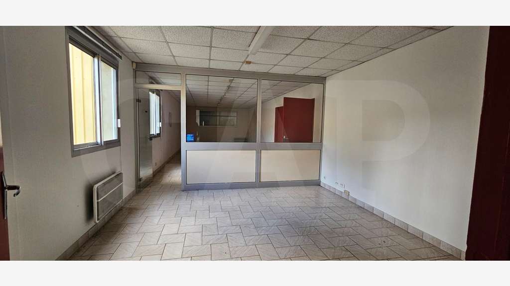 A vendre bâtiment indépendant 1000m² à St-Jacques
