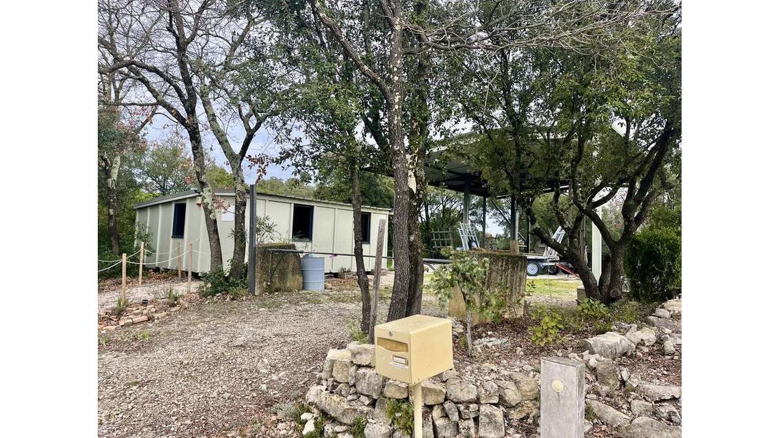 Local avec terrain 750m² à St-Just-et-Vacquières