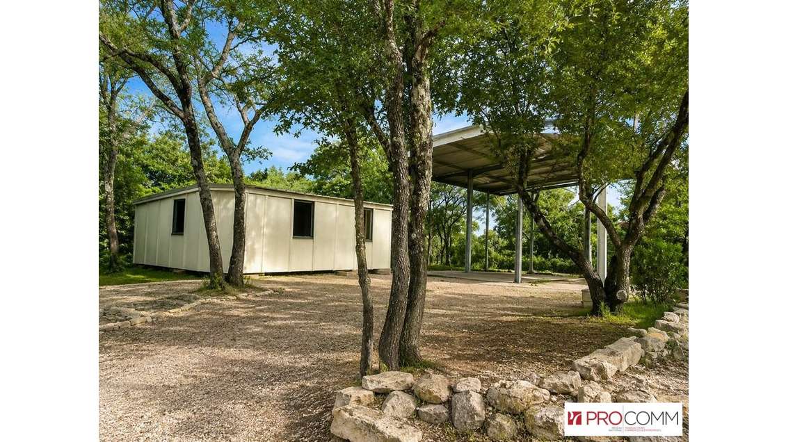 Local avec terrain 750m² à St-Just-et-Vacquières