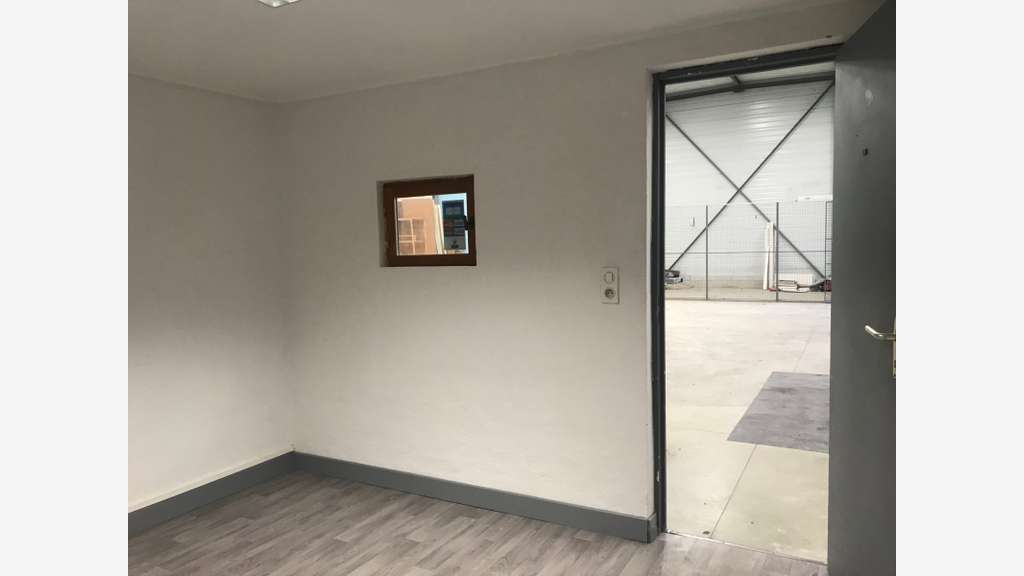 Local d'activités d'une surface de 300 m² à ve