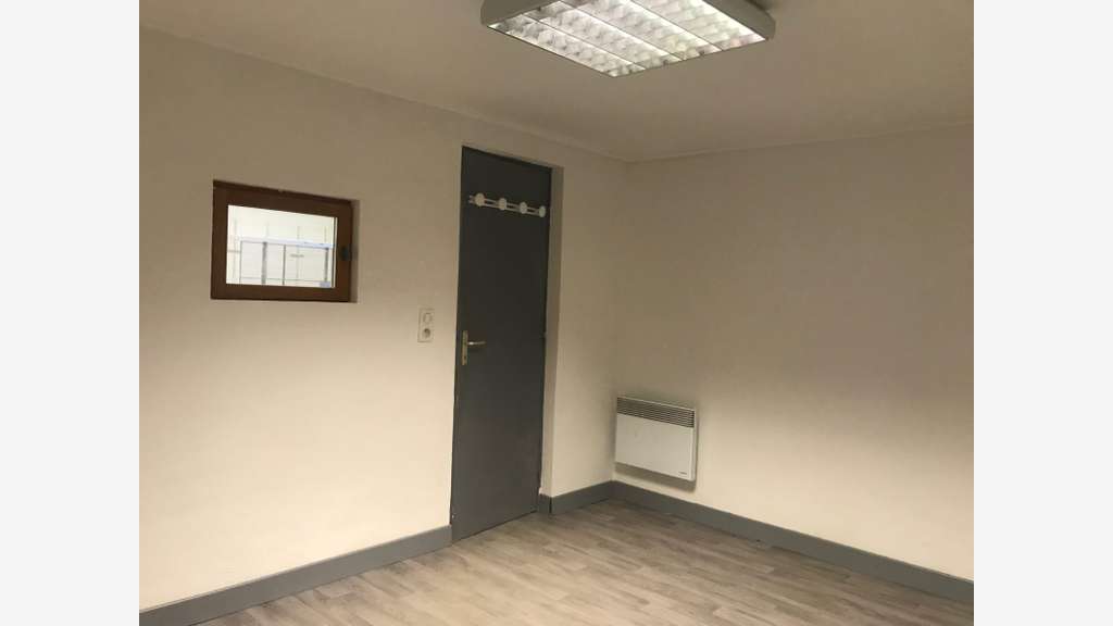 Local d'activités d'une surface de 300 m² à ve