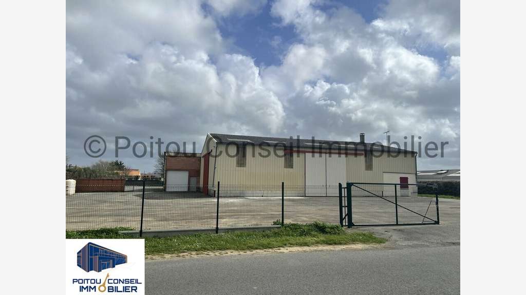 SAINT-MARTIN-DE-FRAIGNEAU - ENTREPOT à vendre