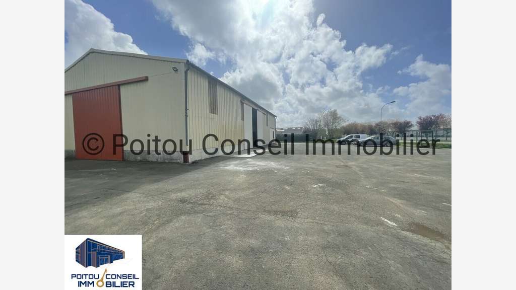 SAINT-MARTIN-DE-FRAIGNEAU - ENTREPOT à vendre