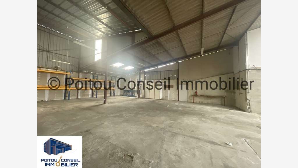 SAINT-MARTIN-DE-FRAIGNEAU - ENTREPOT à vendre