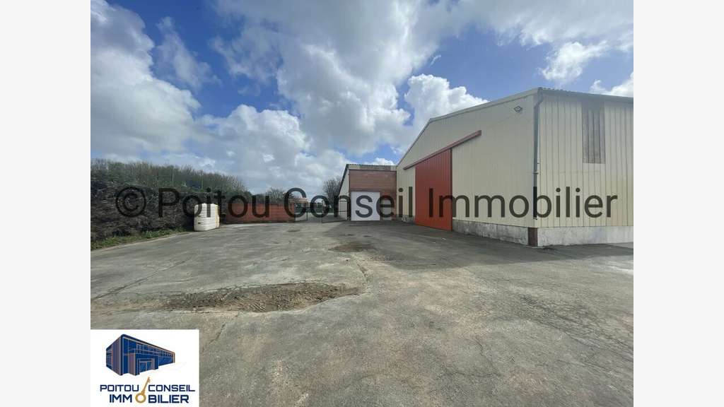 SAINT-MARTIN-DE-FRAIGNEAU - ENTREPOT à vendre