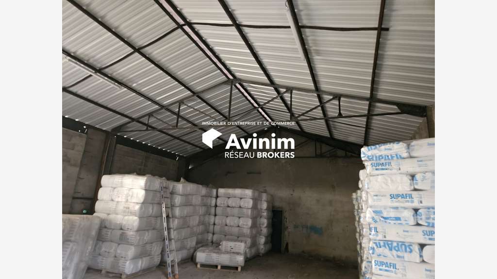 Entrepôt 400m² sur 2600m² zone Ui St-Martin-Mont