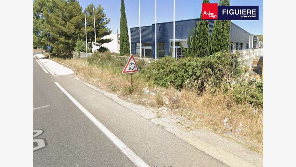 AV local d'activité 997m² à St Mitre les Remparts
