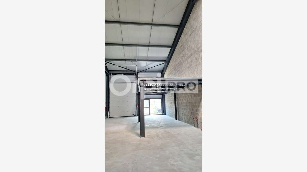 A vendre local d'activité 158m² à Saint-Molf