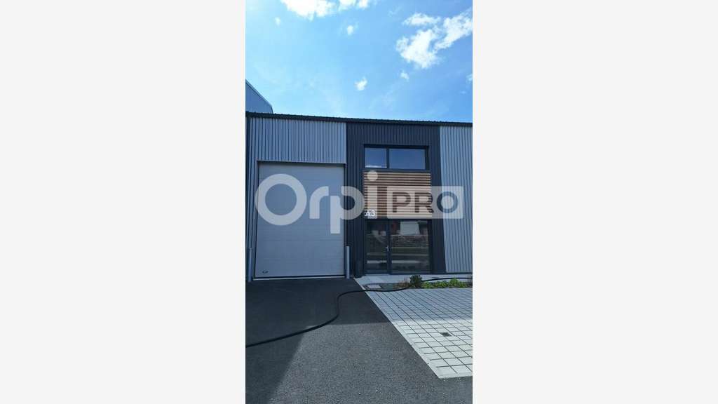 A vendre local d'activité 158m² à Saint-Molf