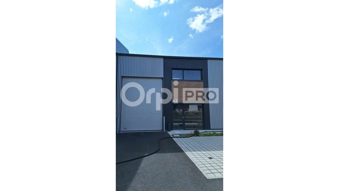 A vendre local d'activité 158m² à Saint-Molf