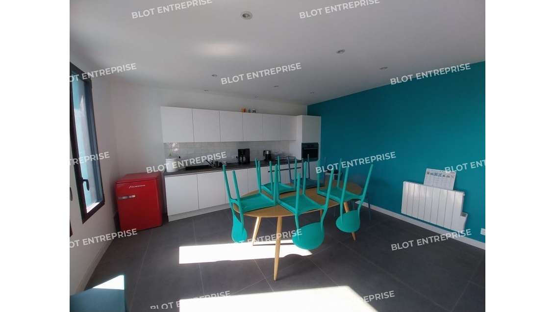 A vendre local d'activités 445m² à Saint Nolff