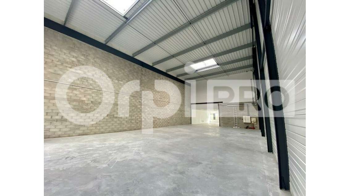 AV locaux activités 457m² Saint-Pierre-du-Perray