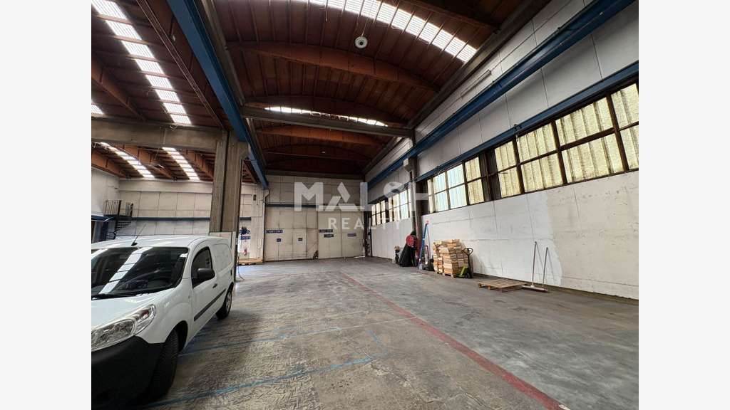 Local d'activités indépendant de 2 313 m² équipé d