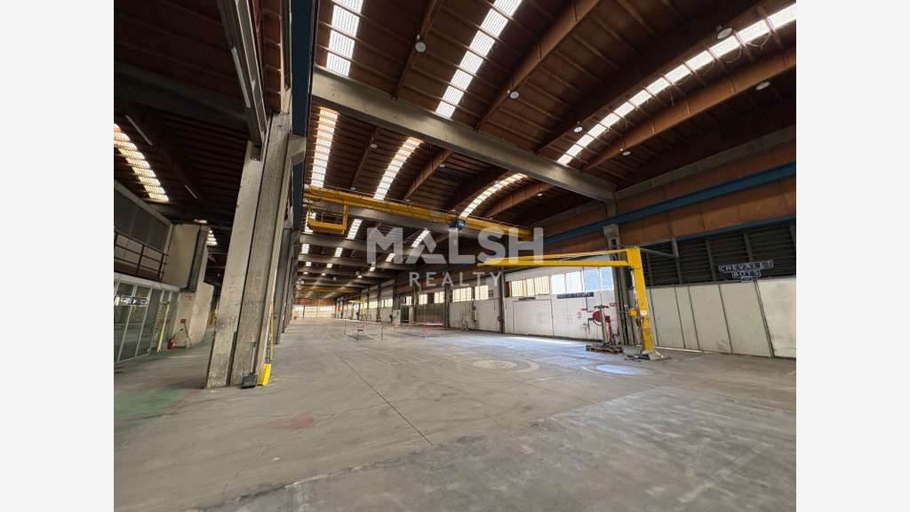 Local d'activités indépendant de 2 313 m² équipé d