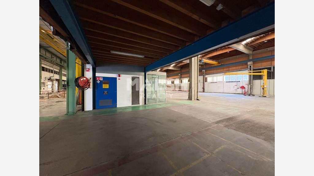 Local d'activités indépendant de 2 313 m² équipé d