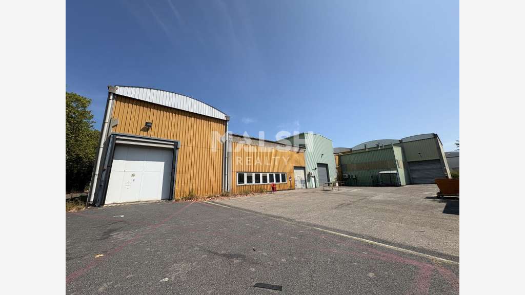 Local d'activités indépendant de 2 313 m² équipé d