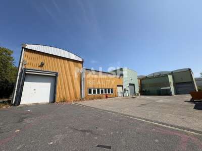 Local d'activités indépendant de 2 313 m² équipé d