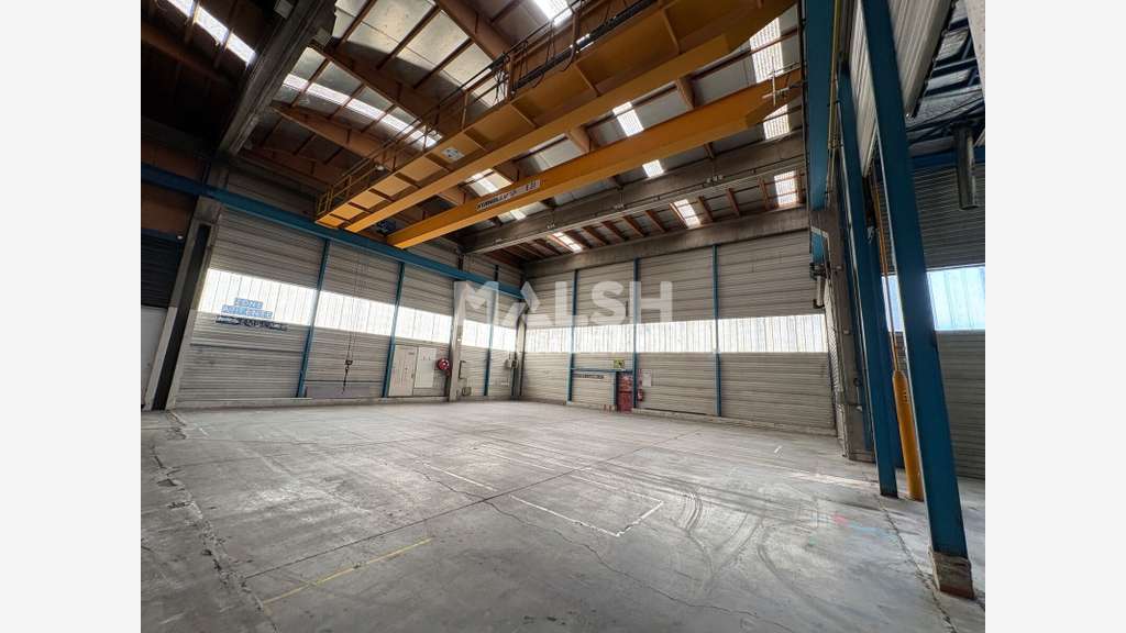 Local d'activités indépendant de 2 313 m² équipé d
