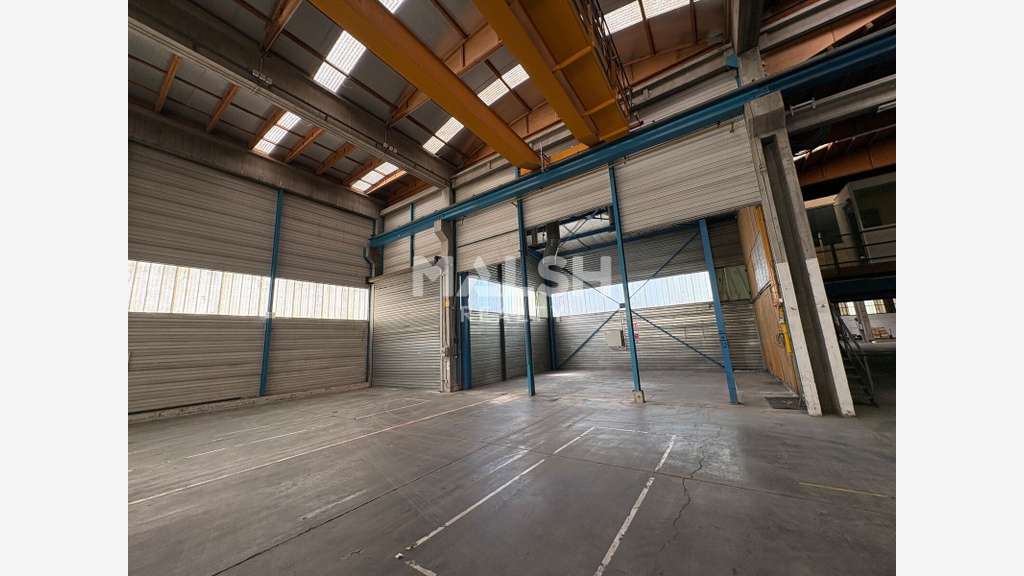 Local d'activités indépendant de 2 313 m² équipé d