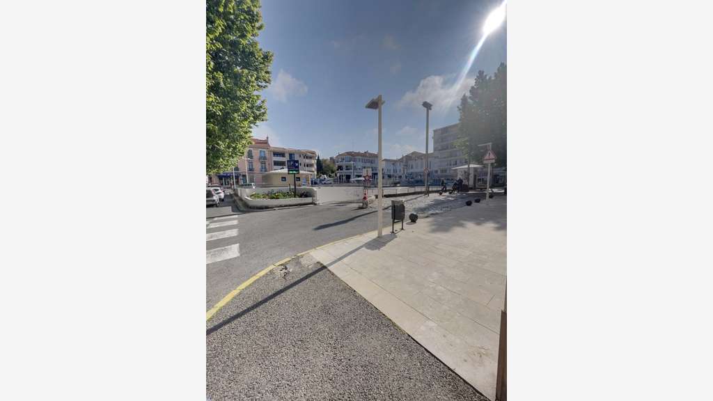 Très beau magasin d'angle à Saint Raphael centre