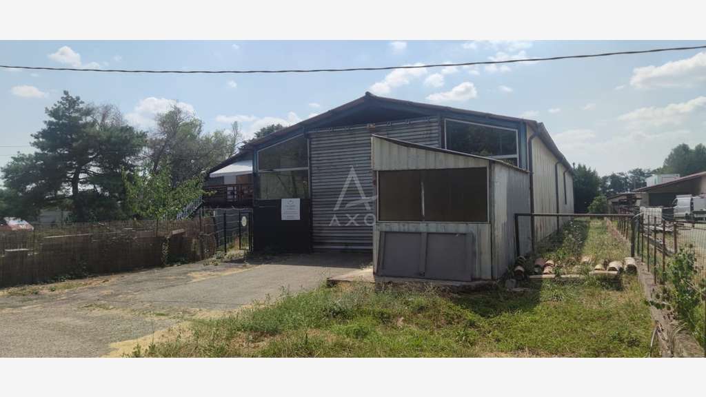 Av hangar de 300m² en ZA de l'Hobit de St Sauveur