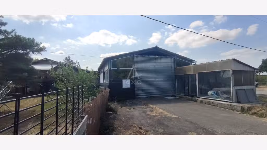 Av hangar de 300m² en ZA de l'Hobit de St Sauveur