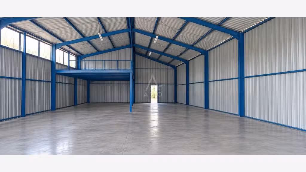 Av hangar de 300m² en ZA de l'Hobit de St Sauveur