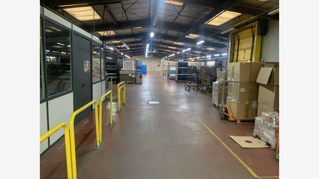 AV  bâtiment 6750m² sur 3ha à Saint-Trivier